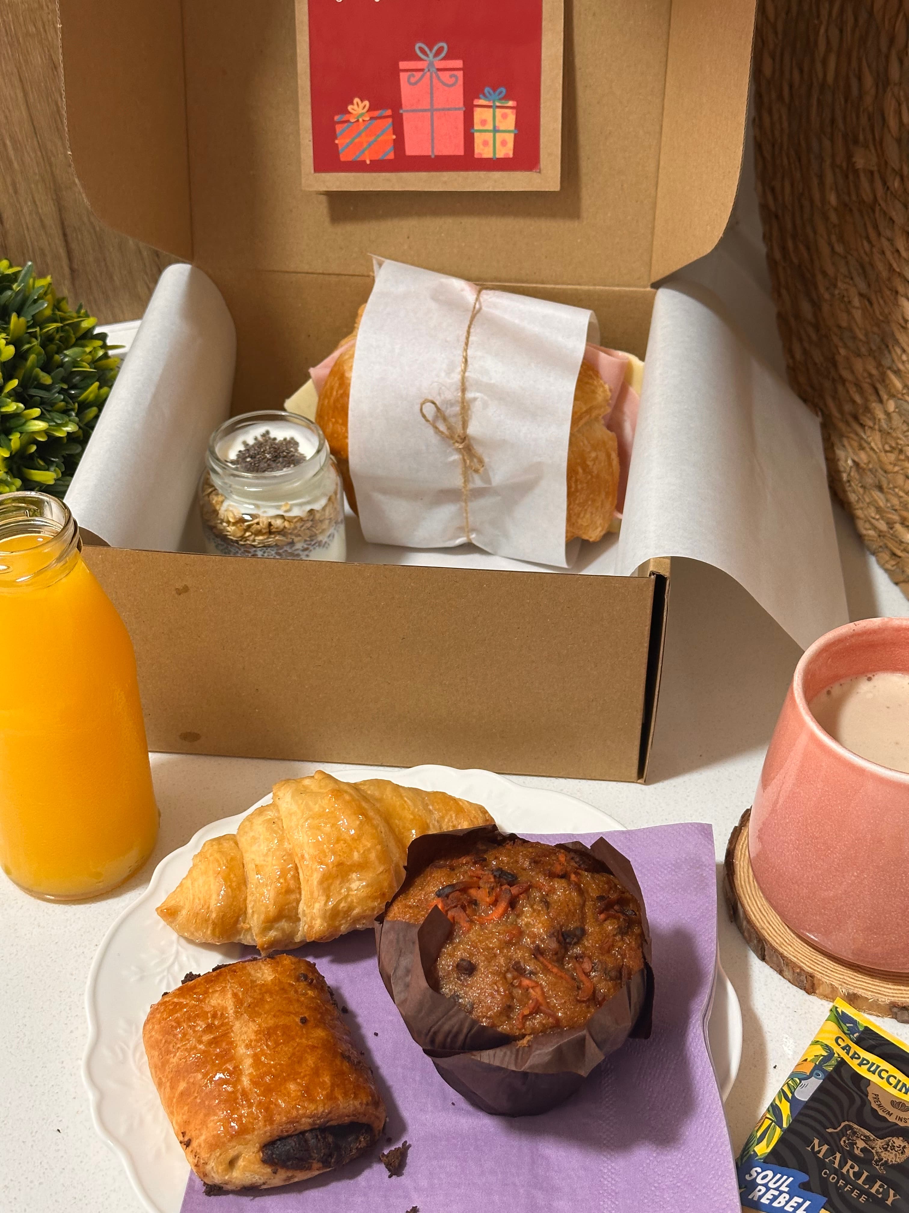 Desayuno francés Harmony Of Love versión original con croissant, jugo de naranja, yogurt y bollería