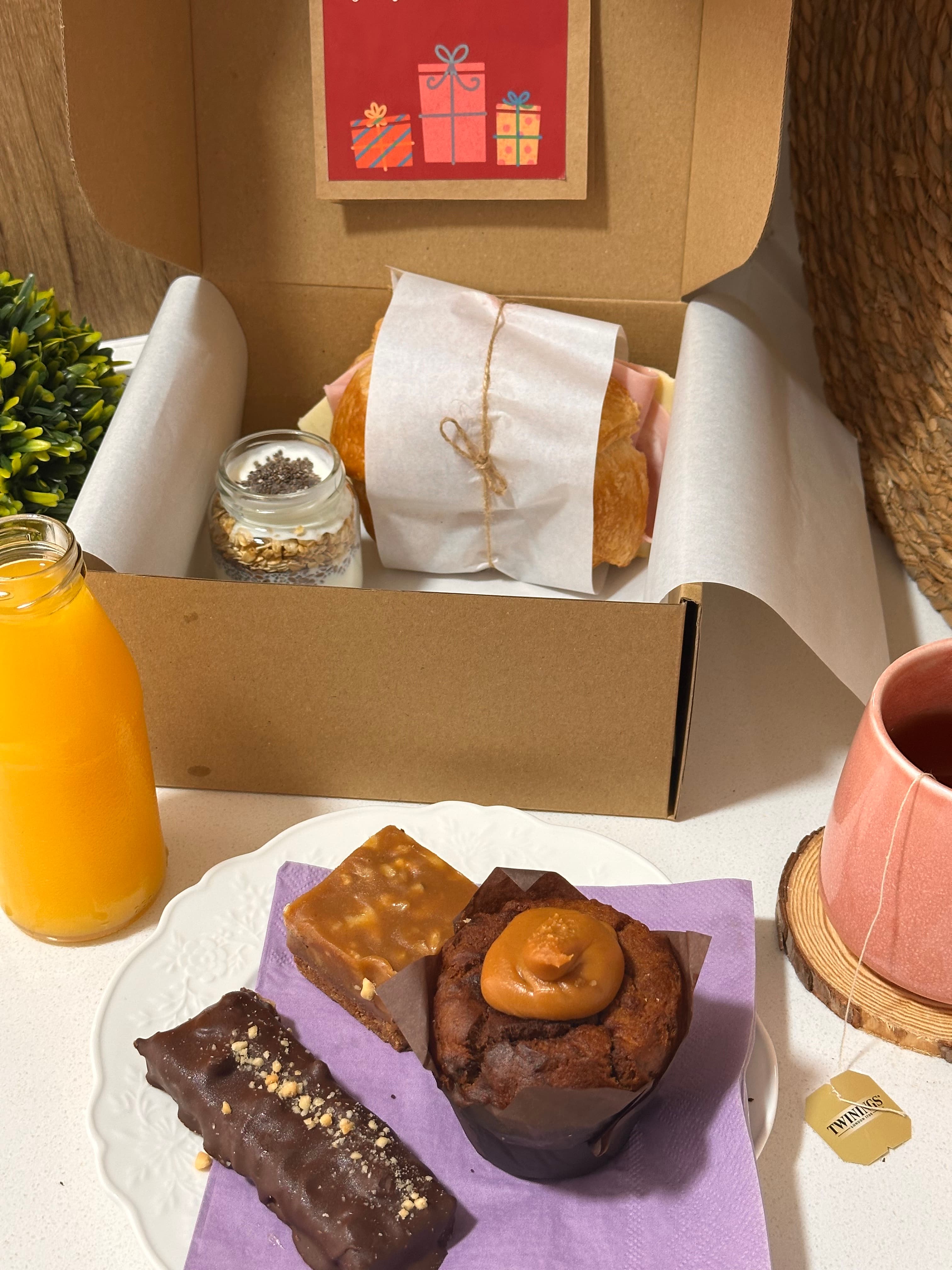 Desayuno francés Harmony Of Love versión sin azúcar añadida con croissant, jugo natural, yogurt y bollería sin azúcar