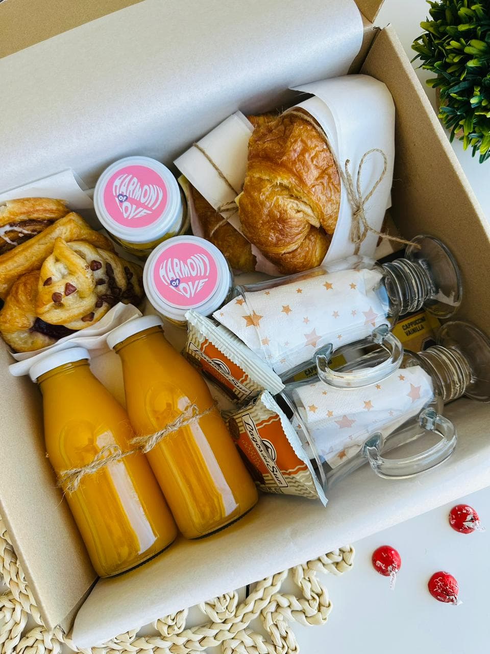 Desayuno francés Harmony Of Love para 2 personas con croissants, jugos y tazas