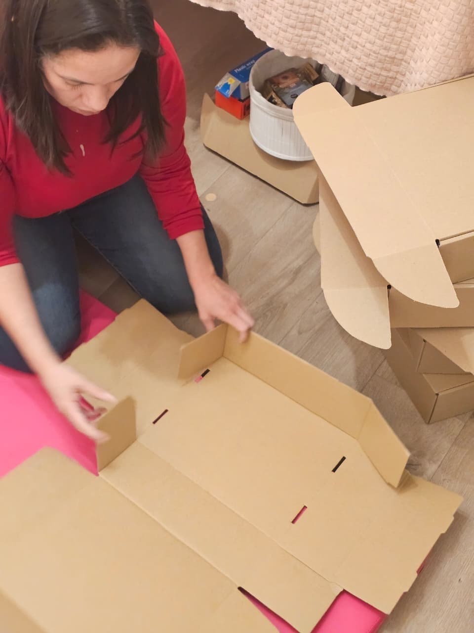 Ma Alejandra armando una caja de un pedido de Harmony Of Love