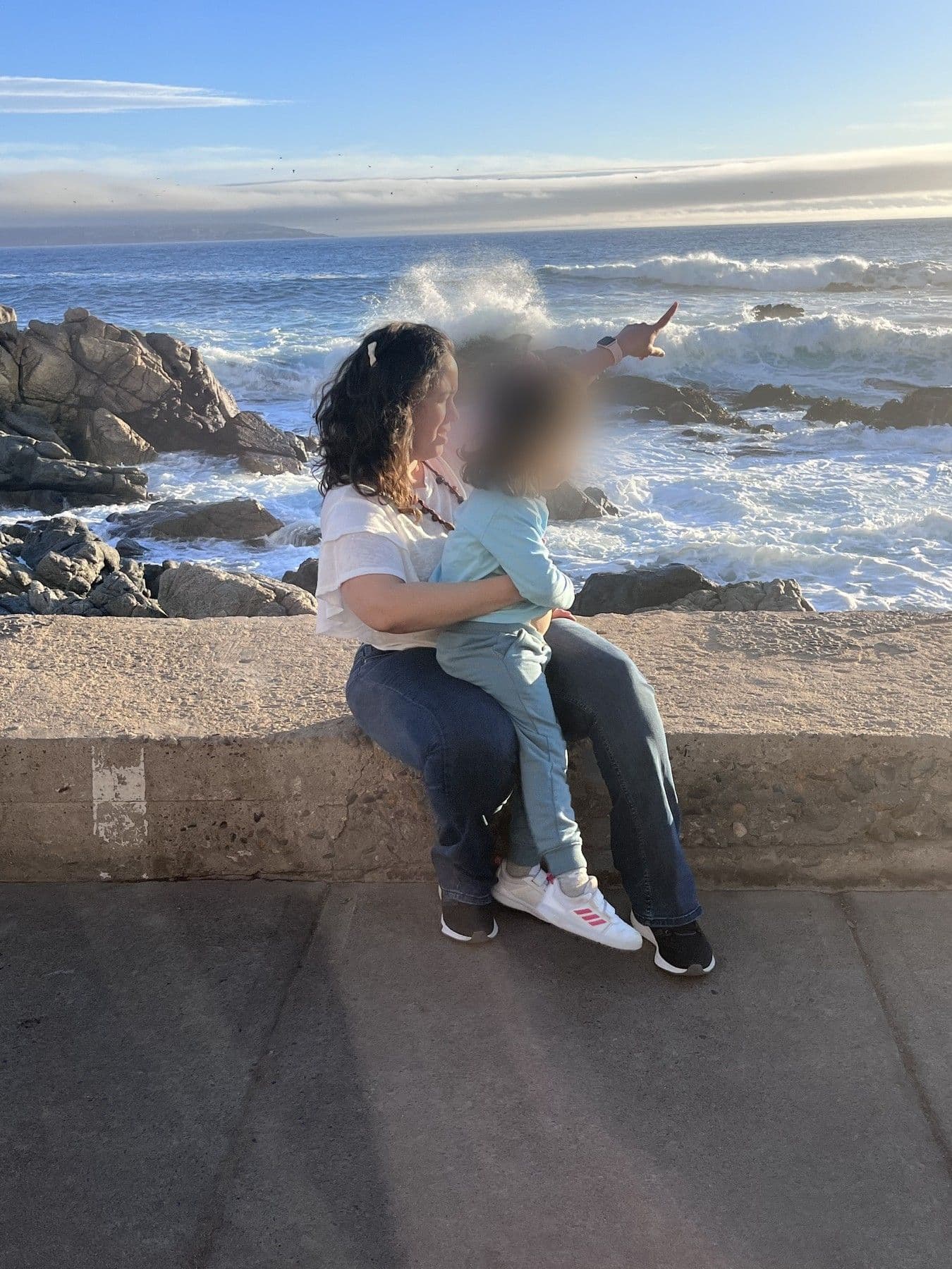 Ma Alejandra junto a su hija frente al mar en Concón