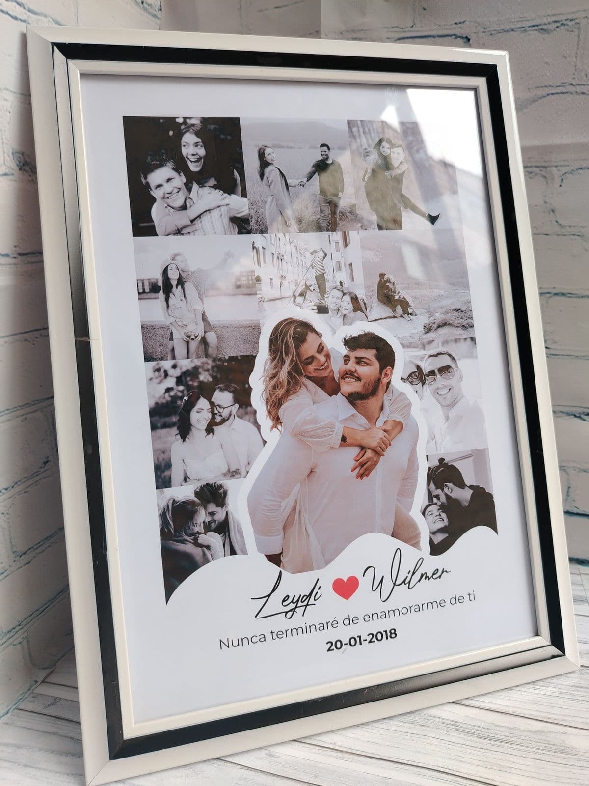 Detalle memorias y marcos en mesa Harmony Of Love