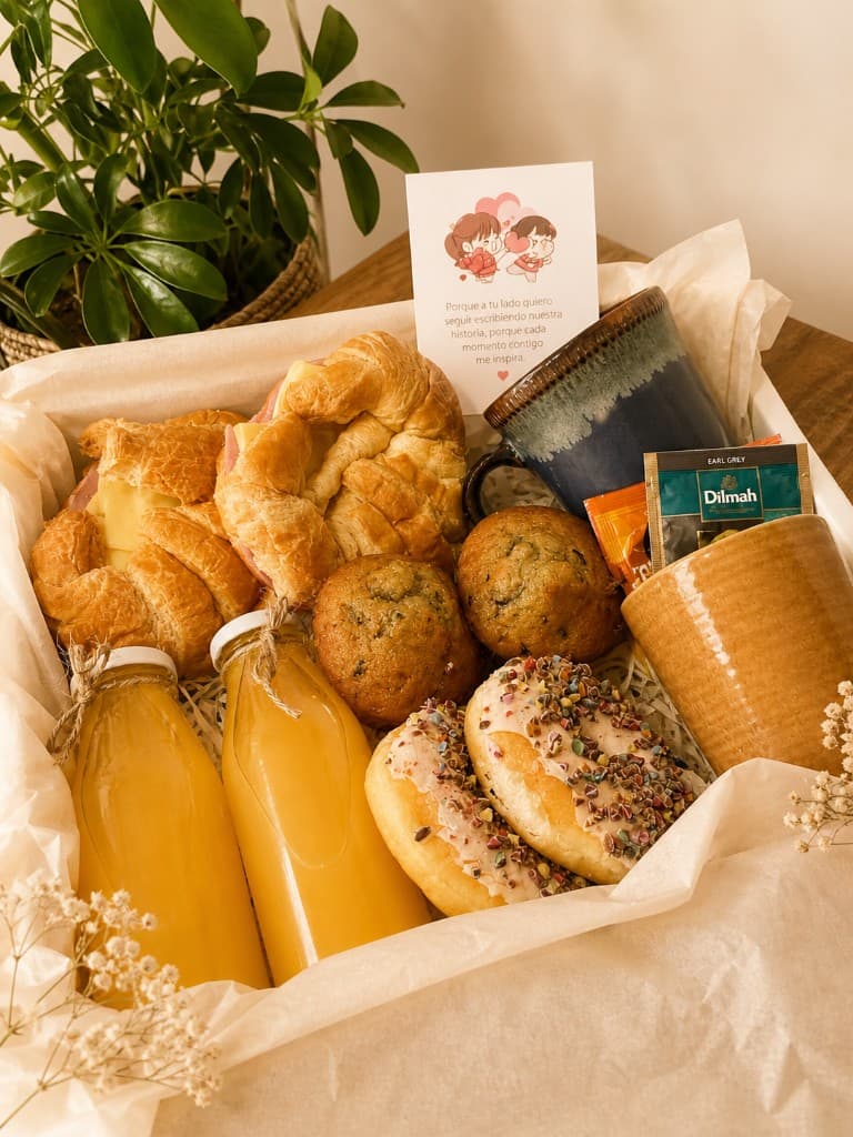 Desayuno familiar con jugos, bollería y detalle decorativo