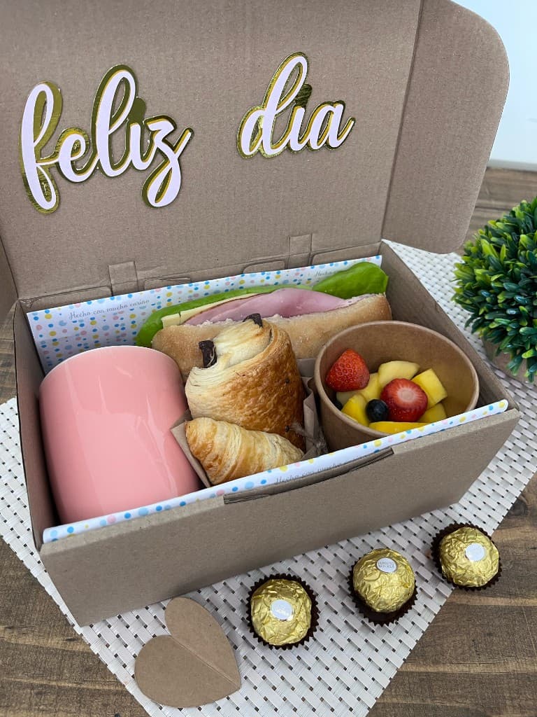 Desayuno individual en caja con fruta y café