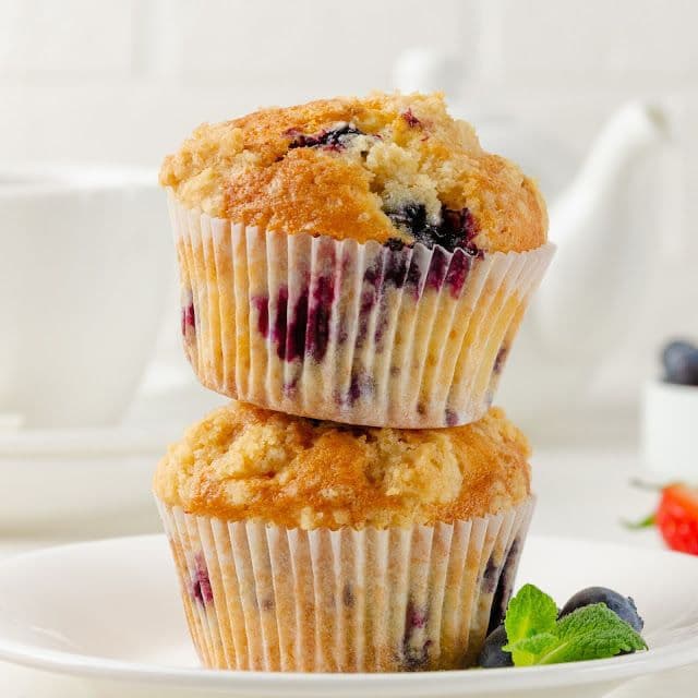 Muffin de arándano artesanal en la mesa de desayuno
