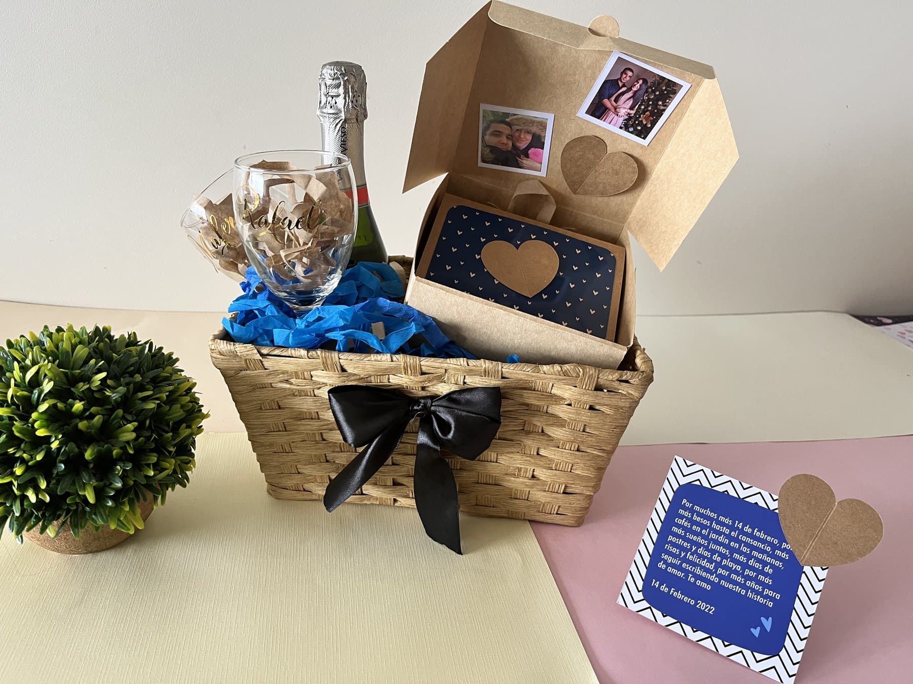 Canasto de Arreglo Aniversario con copa personalizada grabada, espumante y caja decorativa